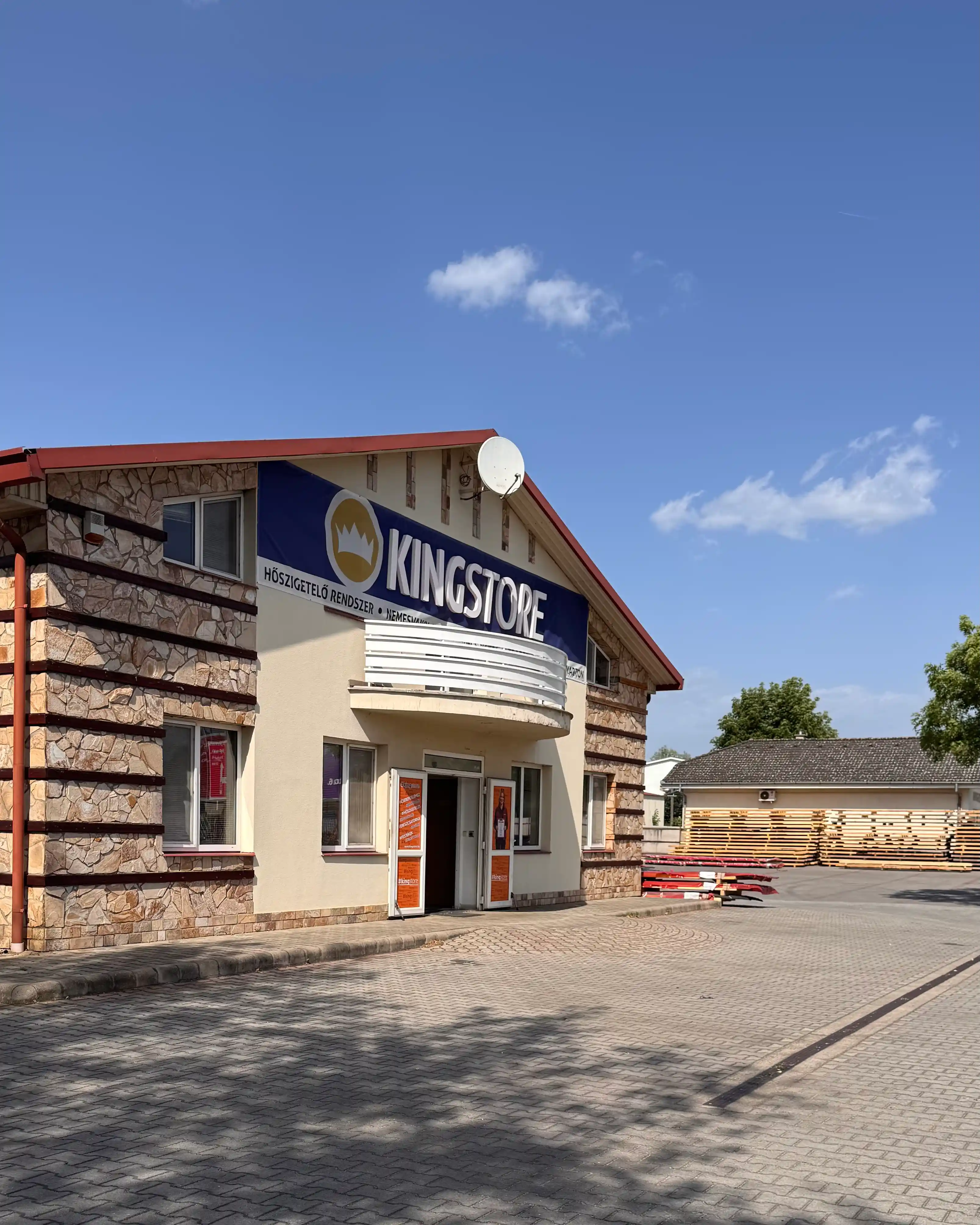 A KingStore áruház bejárata Nyíregyházán